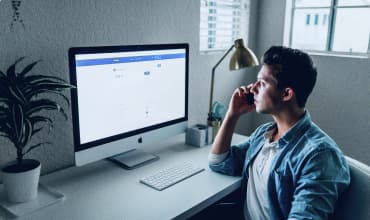 Ilustrasi CCTV pintar dan monitoring keamanan